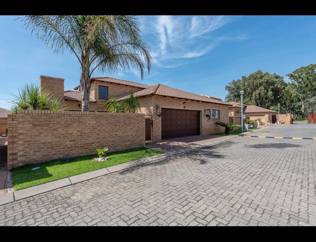 3 BEDROOM TOWNHOUSE SOLD IN NEW MARKET PARK